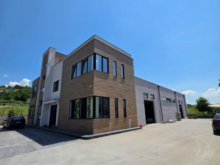  MAGAZZINO MODERNO IN AFFITTO A PRUSH – Kombinat | 200m² | Nuova Costruzione | Standard Moderni | Altezza 5m  100.000 Lek/Mese 