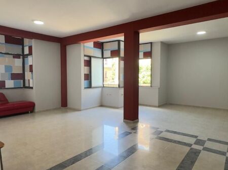 In Affitto: Locale Commerciale nel Cuore di Tirana Via Durazzo all'inizio / Dietro il negozio di fiori - 120 m² | 850 €/Mese