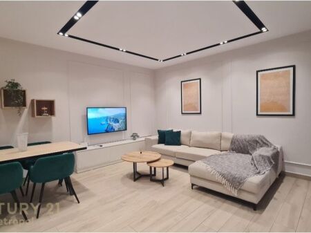 OFROJ PER QIRA APARTAMENT LUKSOZ 1+1 ME PARKIM, PRANE QENDRES TREGETARE TEG!
