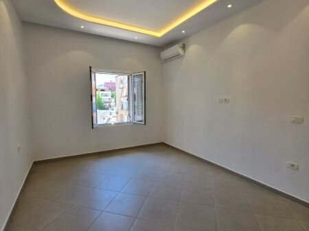  IN AFFITTO: UFFICIO - 80m² (5° Piano, Palazzo Esistente) Zona Guardia / Lago Artificiale | 4 Ambienti di Lavoro (3+1 + 2 Balconi) | 100% Ristrutturato a Nuovo  70.000 Lek/Mese