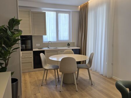 Jepet me qera apartament 1+1 Komuna e Parisit !!!