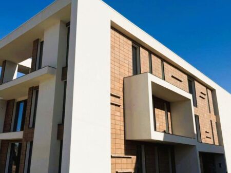  APARTAMENT 1+1 ME VERANDË +  PARKIM PËR SHITJE