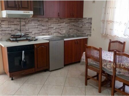 Affittiamo appartamento 1+1 al primo piano di una villa, nella zona di Lapraka!