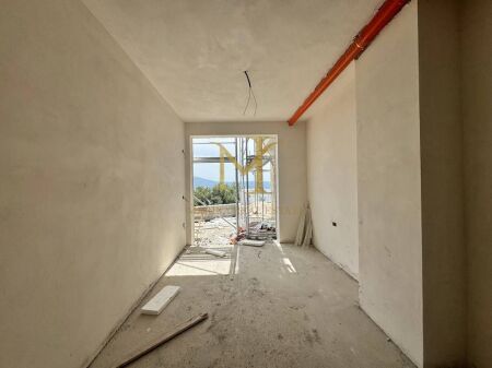 Shitet apartament 1+1 me pishina dhe pamje deti. Pallati i Ri 2026. Vlora, Radhim