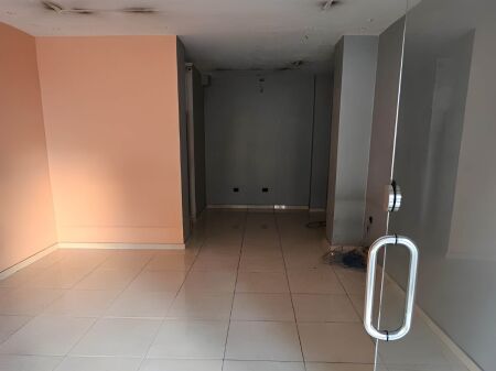 Locale commerciale in affitto – Via Bardhyl !