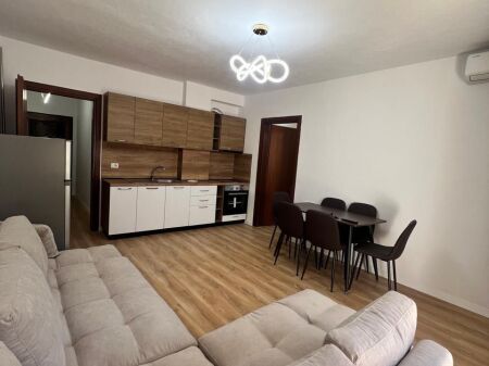 Shitet apartament 1+1 – Golem, vetëm 100 metra nga deti !