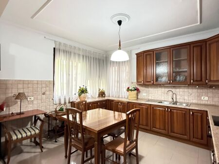 Jepet me qera apartament 2+1+2 me ballkon në zonën e Bllokut