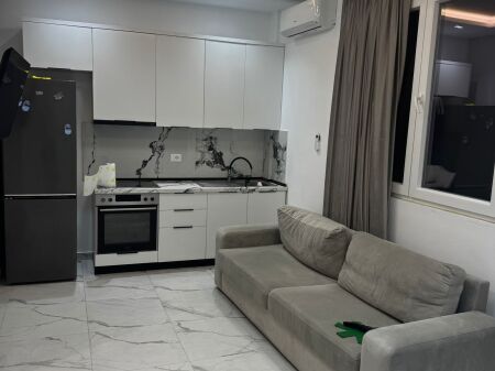 APARTAMENT ME QERA 1+1 RRUGA 5 MAJI 50.000 LEKE FH-79874