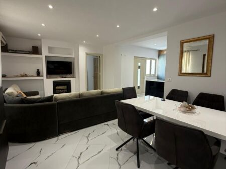 Jepet me Qira Apartament – 5 Maji, pranë picerisë “Fontana”- Tirane