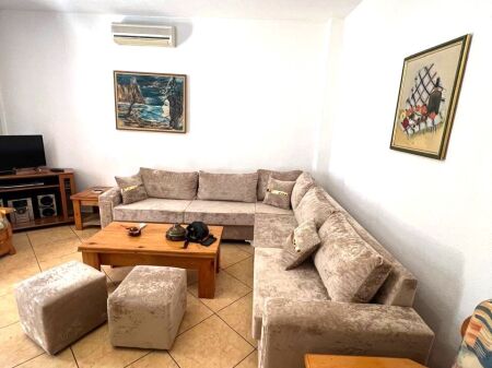  Jepet me Qera Apartament 2+1 tek Komuna e Parisit afer Big Market Dielli, 500 mije leke