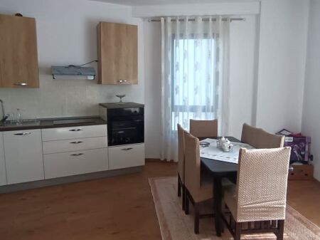  Jepet me Qera Apartament 1+1 tek Farmacia 10 ne Pallat te Ri , 500 mije leke