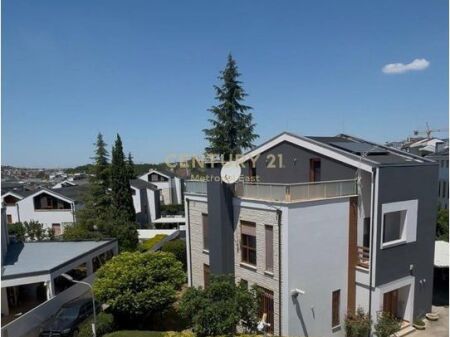 Villa Elegante su 3 Piani in Affitto vicino a TEG – Sicurezza, Comfort e Privacy