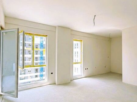 Shitet apartament 1+1+post parkimi te kompleksi Univers City prane QTU-se.