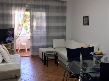 jepet me qera 1+1ne plazh prane hotel Majestik