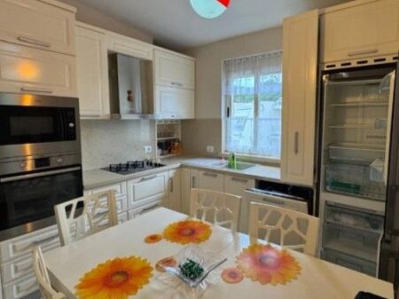  **Shitet Apartament 2+1 me Truall Privat – Kompleksi Lura 1, Gjiri i Lalzit** 