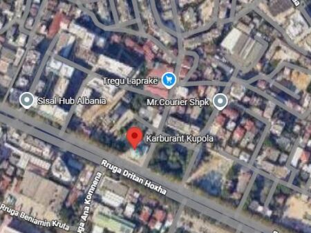 Shiten 2 dyqane ne laprake afer kupoles, ne Tirane (ID 4171634)