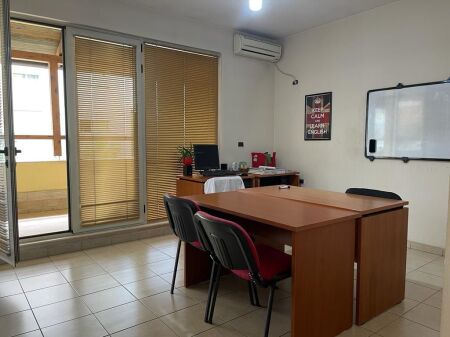  In Affitto: UFFICIO 197 m² con 2  DON BOSKO (Di Fronte alla Chiesa Cattolica)  2° Piano, Suddiviso in 7 Ambienti di Lavoro + Magazzino | Prezzo: €850 NETTI/Mese 