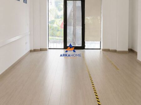 NEGOZIO IN AFFITTO SULLA STRADA 90.7M2 "ALLA COMUNE DI PARIGI" 1530 EURO