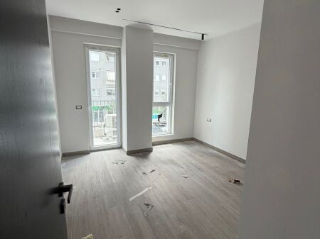 UFFICIO IN AFFITTO 95 M2 COMUNE DI PARIGI 120.000 LEKE FH-80107