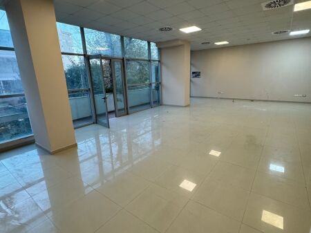 Locale commerciale in affitto vicino al palazzo dello sport di Durazzo