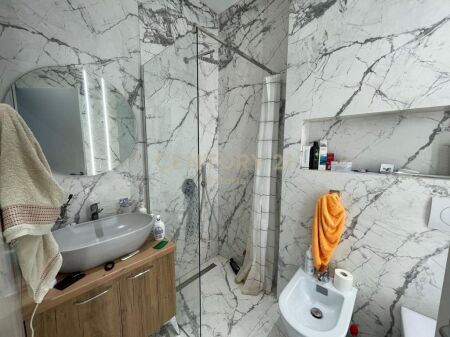 JEPET ME QIRA APARTAMENT MODERN 3+1+2 ME VERANDË – EMERALD CENTER, RRUGA 5 MAJI