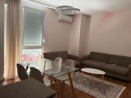 APARTAMENT 2+1 ME QIRA TEK RRUGA E BARRIKADAVE
