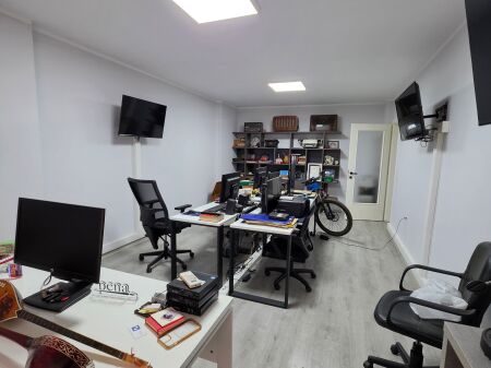  ZYRË : 110 m² Kati 1 Teknik (Petro Nini - Sheshi Willson ) 3 Ambiente Pune 3 AC, I Mobiluar për ZYRË  1000€ NETO/Muaj 