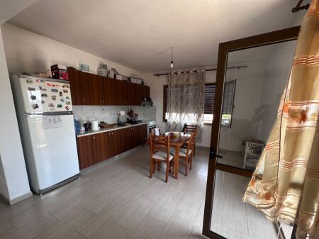 Jepet me qera Apartamenti 1+1 në zonën e Zogut te Zi rruga Hysni Gerbolli prane Kryqit te Kuq 420 mije leke te vjetra