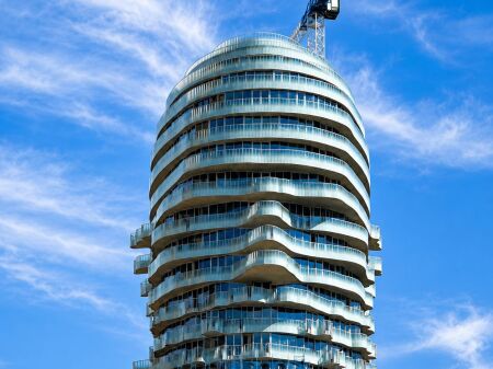  **SHITET APARTAMENT 1+1 TEK TIRANA'S ROCK** 