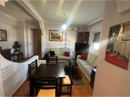 Jepet Apartament 2+1 me qira Laprake.