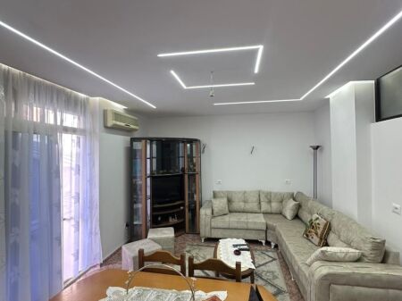 L'appartamento dispone di 2 camere da letto, 2 bagni, 1 soggiorno, cucina e 1 balcone, si trova al 2° piano con ascensore.