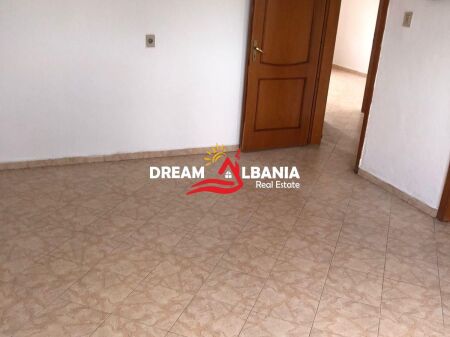 Appartamento 2+1 in vendita a Lapraka, vicino all'Ospedale Universitario di Traumatologia di Tirana (ID 4129452)