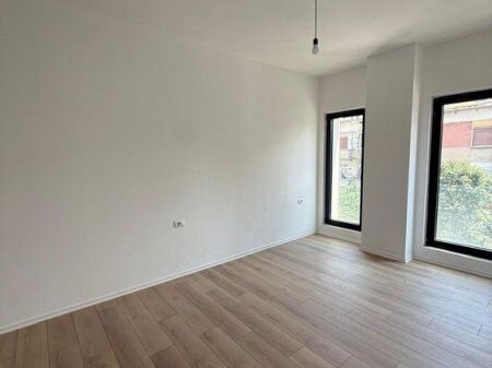 JEPET ME QIRA APARTAMENT PER ZYRE 3+1+2+2 POSTE PARKIMI TEK RRUGA E BARRIKADAVE !