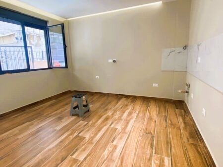 Shitet Ambient Biznesi Prane Square 21 te 21 Dhjetori
