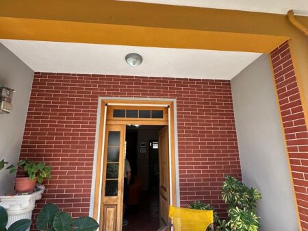 AFFITTASI IL PRIMO PIANO DI UNA VILLA CON CORTILE PRIVATO, VICINO ALLA SCUOLA 2 GJELAT, DURAZZO.