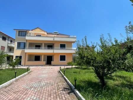 Villa su 3 piani 2+1+2 In Affitto sulla Spiaggia Ferroviaria, Durrës