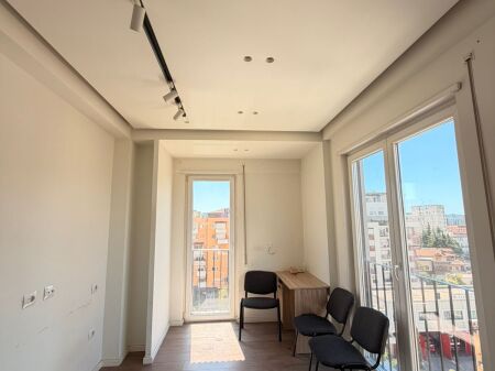  JEPET ME QIRA AMBIENT PËR ZYRA  Pranë Hotel Mondial – Tiranë