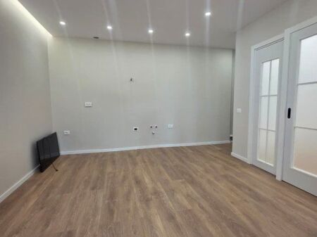 Shitet ,Apartament 1+1, Komuna e Parisit, Tirane. CITY68894