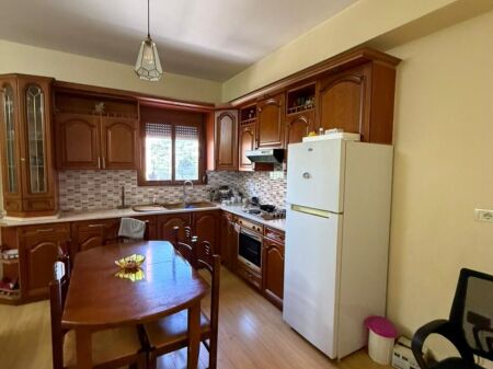  Jepet me Qira Apartament 3+1+2 në Astir