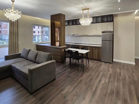 Shitet Apartament 2+1+2 pranë Kopshtit Botanik & Xhamisë