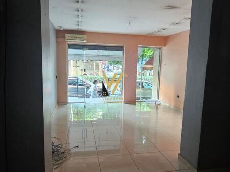 AFFITTASI NEGOZIO 33 M2 IN VIA BARDHYL 80.000 LEKE
