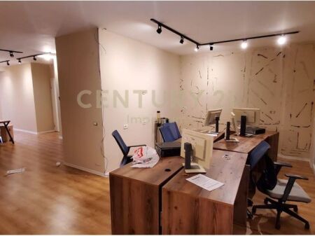 Appartamento ad uso ufficio in affitto nel Comune di Parigi – 4 postazioni di lavoro!