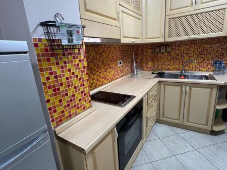 Jepet me qera Apartmenti 2+1 , Bllok prane Sheshit Wilson 700 mije leke