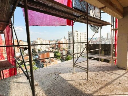Shitet apartament 1+1 ne shitje te Shkolla e Kuqe