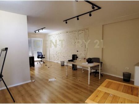 Apartament për Zyra me Qira në Komunën e Parisit – 4 Ambiente Pune!