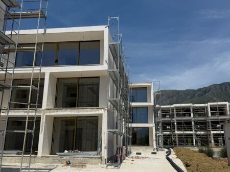  SHITET APARTAMENT 1+1 NË ORIKUM, VLORË – RRESHTI I PARË ME DETIN 