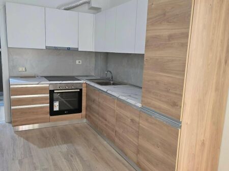 Jepet me qera Apartamenti 2+1 , rruga 5 Maj prapa Concord Center 500 euro