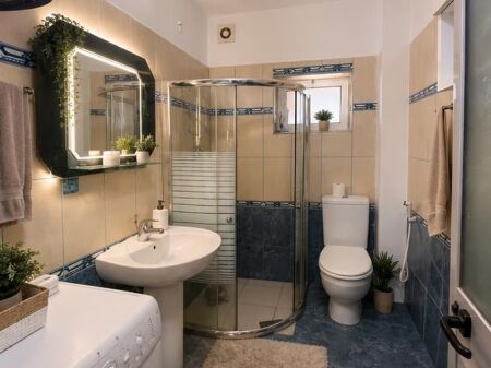 Pallati me Shigjeta, jepet me qera apartament 1+1.