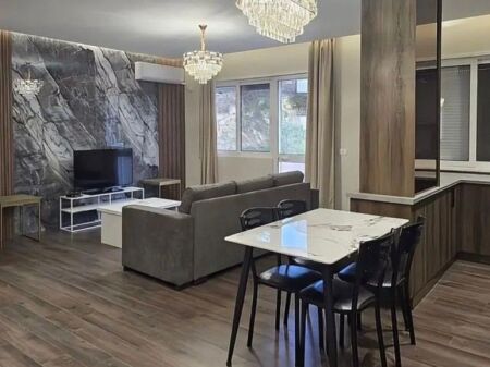 SHITET APARTAMENT 2+1+2 PRANË KOPSHTIT BOTANIK & XHAMISË
