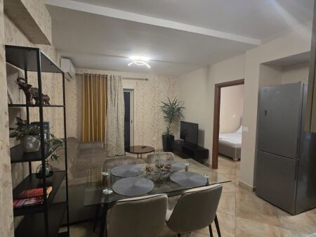 Apartament me qira afer rruges Barrikadave